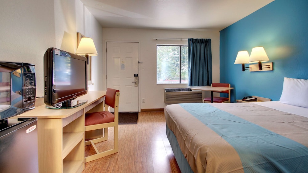 Motel6 Des Moines, IA - North 25/61