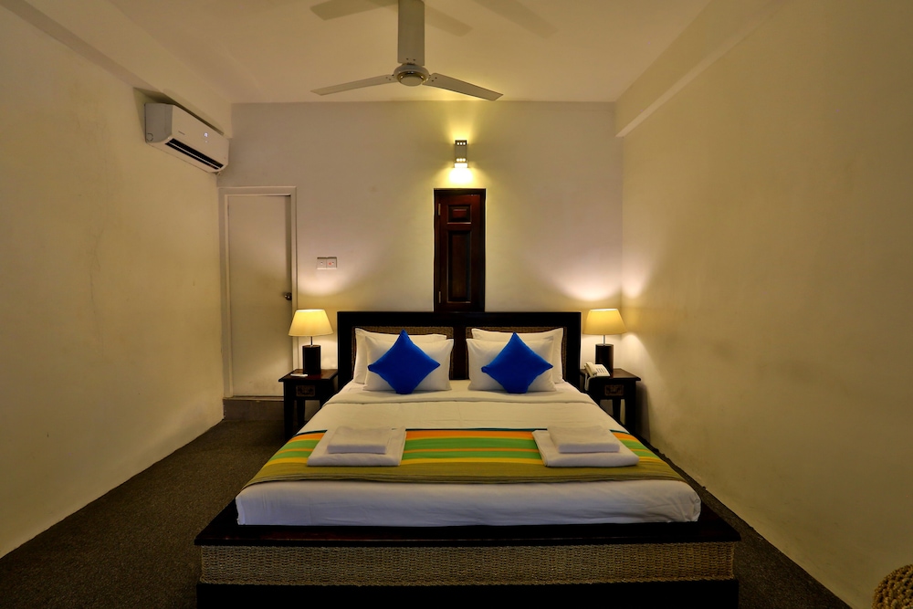 ST. LACHLAN HOTEL AND SUITES 15/64