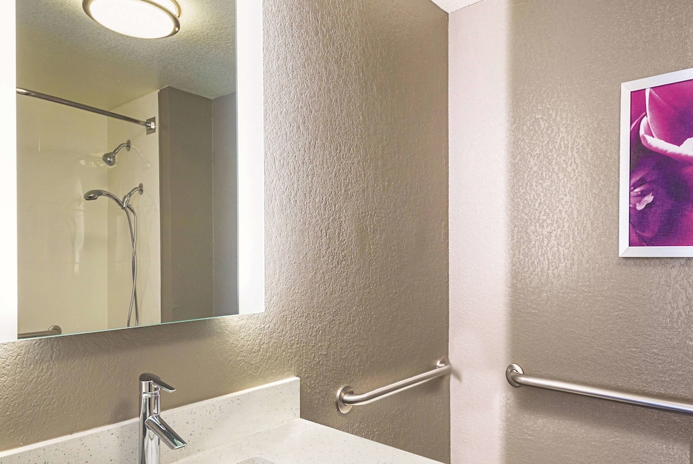La Quinta Inn and Suites by Wyndham Austin Near The Domain 19/52
