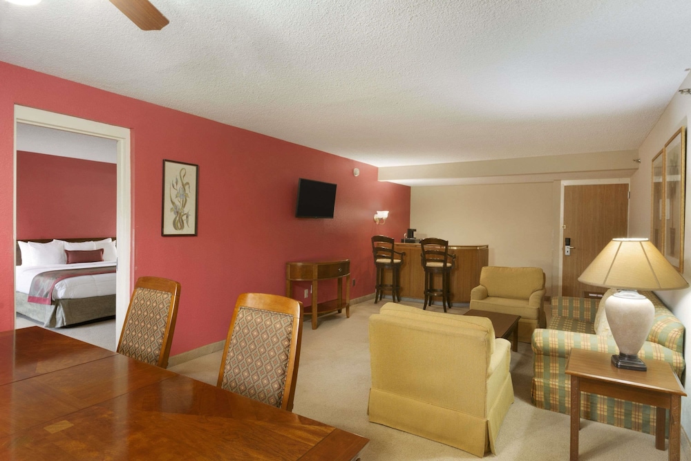 Ramada By Wyndham Raleigh 20/30