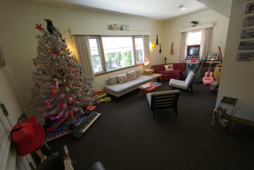 Holiday Music Motel 49/64