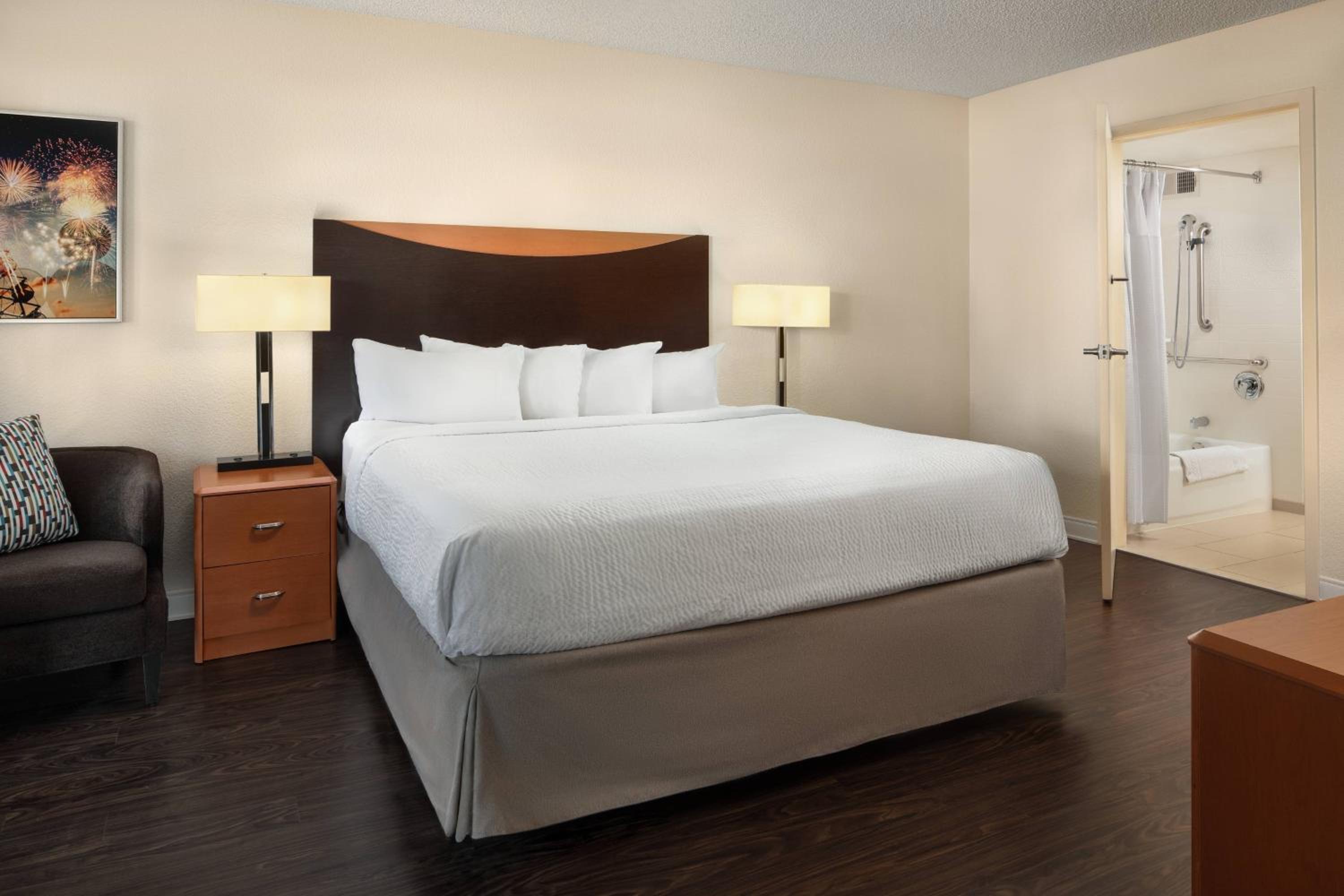غرفة بسرير كينج بحوض استحمام في طابق منخفض لذوي الإعاقة، Fairfield Inn By Marriott Anaheim Resort 6/10