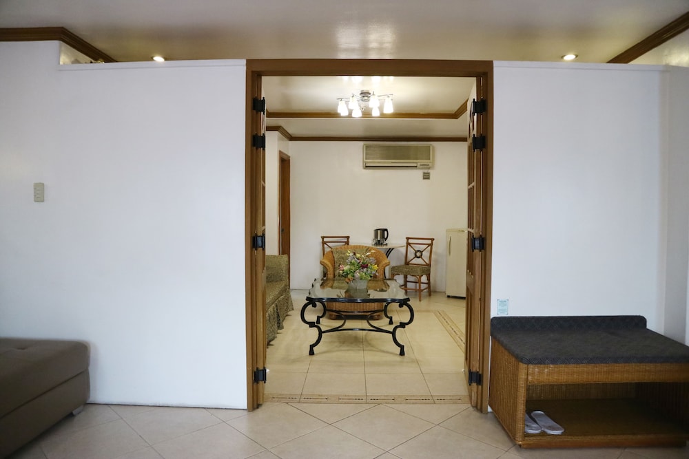 Golden Pine Hotel 33/41