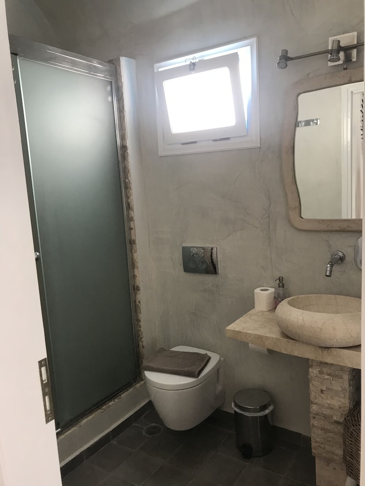 VALLAS APARTMENTS 48/50