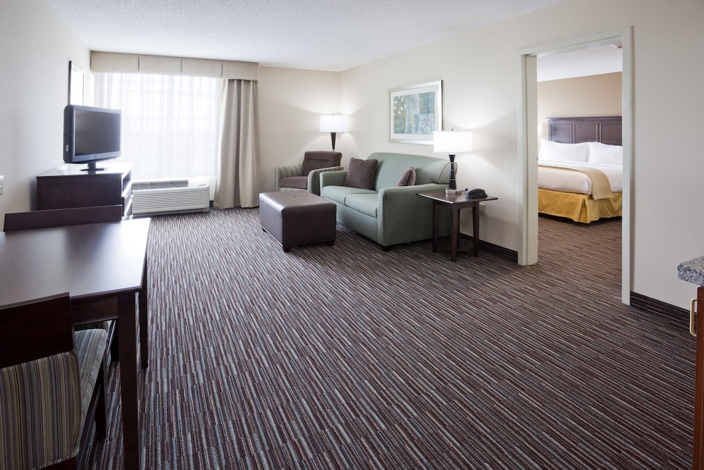 Holiday Inn Express Suites Willmar 18/50