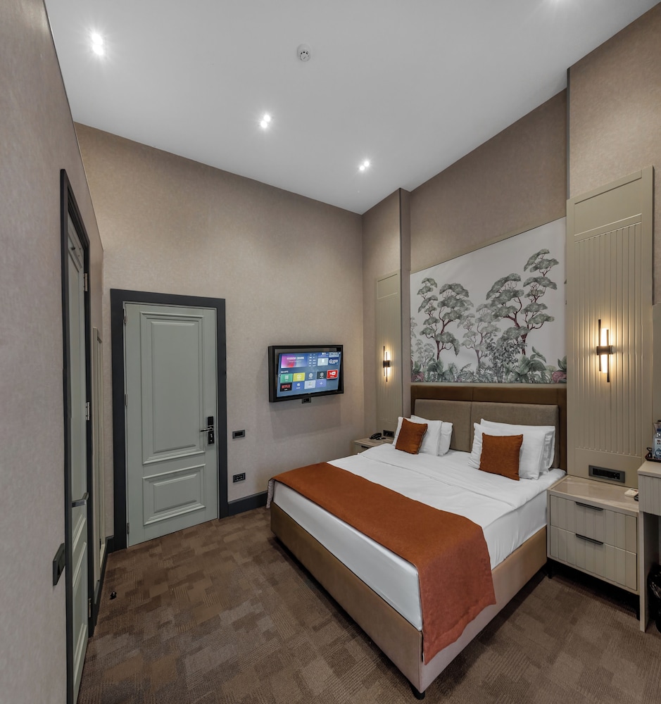 LUXURY, KING BED, PARK VIEW, SMOKING