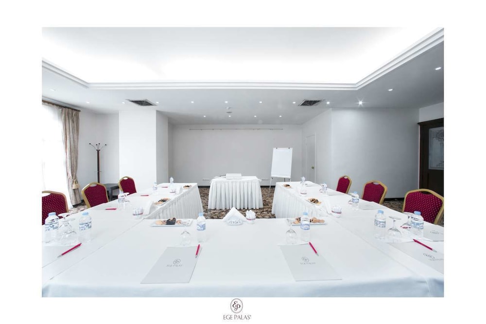 Ege Palas Business Hotel 56/66