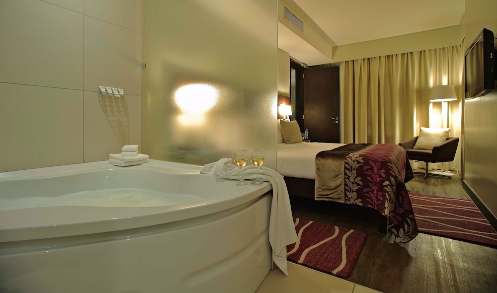 Eka Hotel 24/69