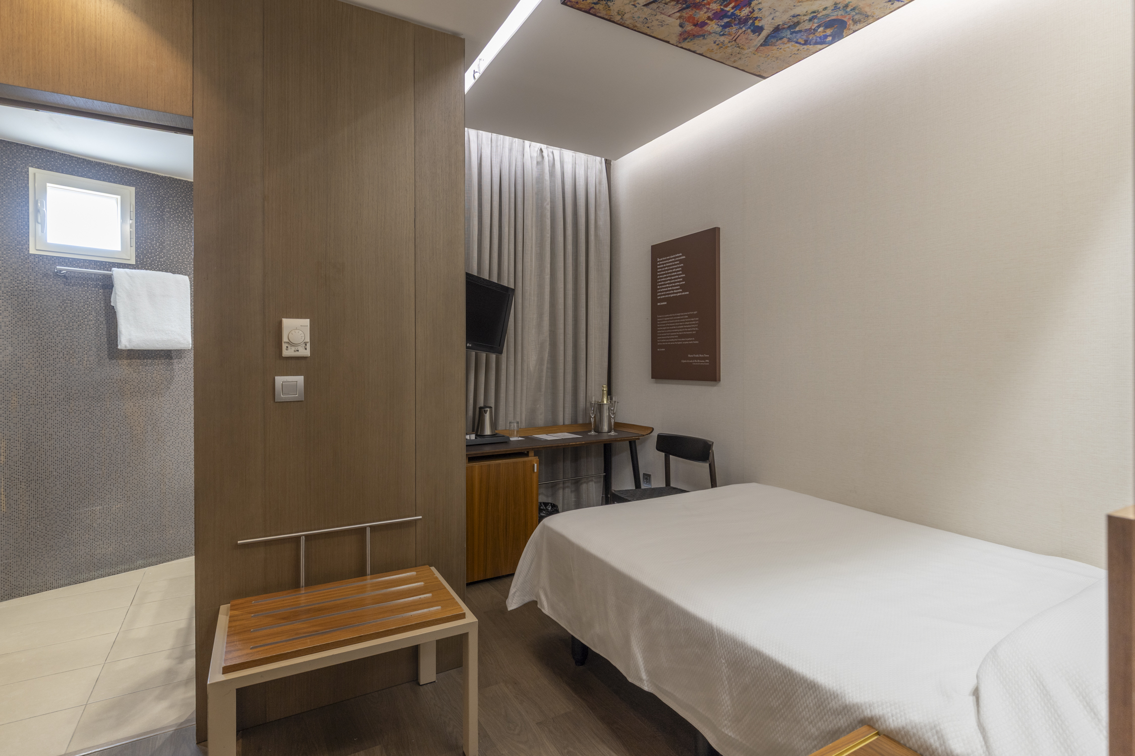 ROOM, SINGLE