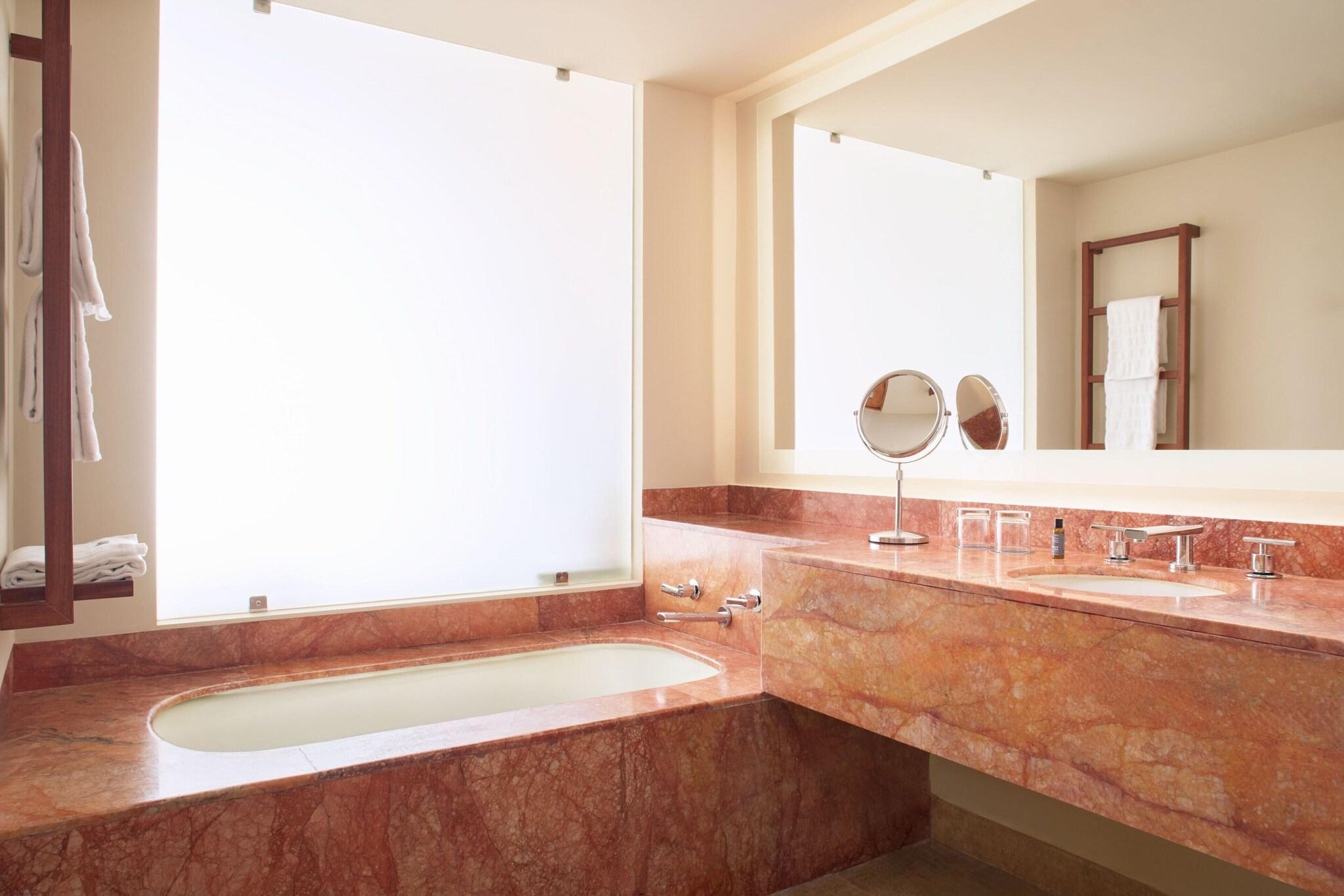 جناح جونيور بسرير مزدوج بإطلالة على البحر، WESTIN RESORT AND SPA PUERTO VALLARTA 3/3