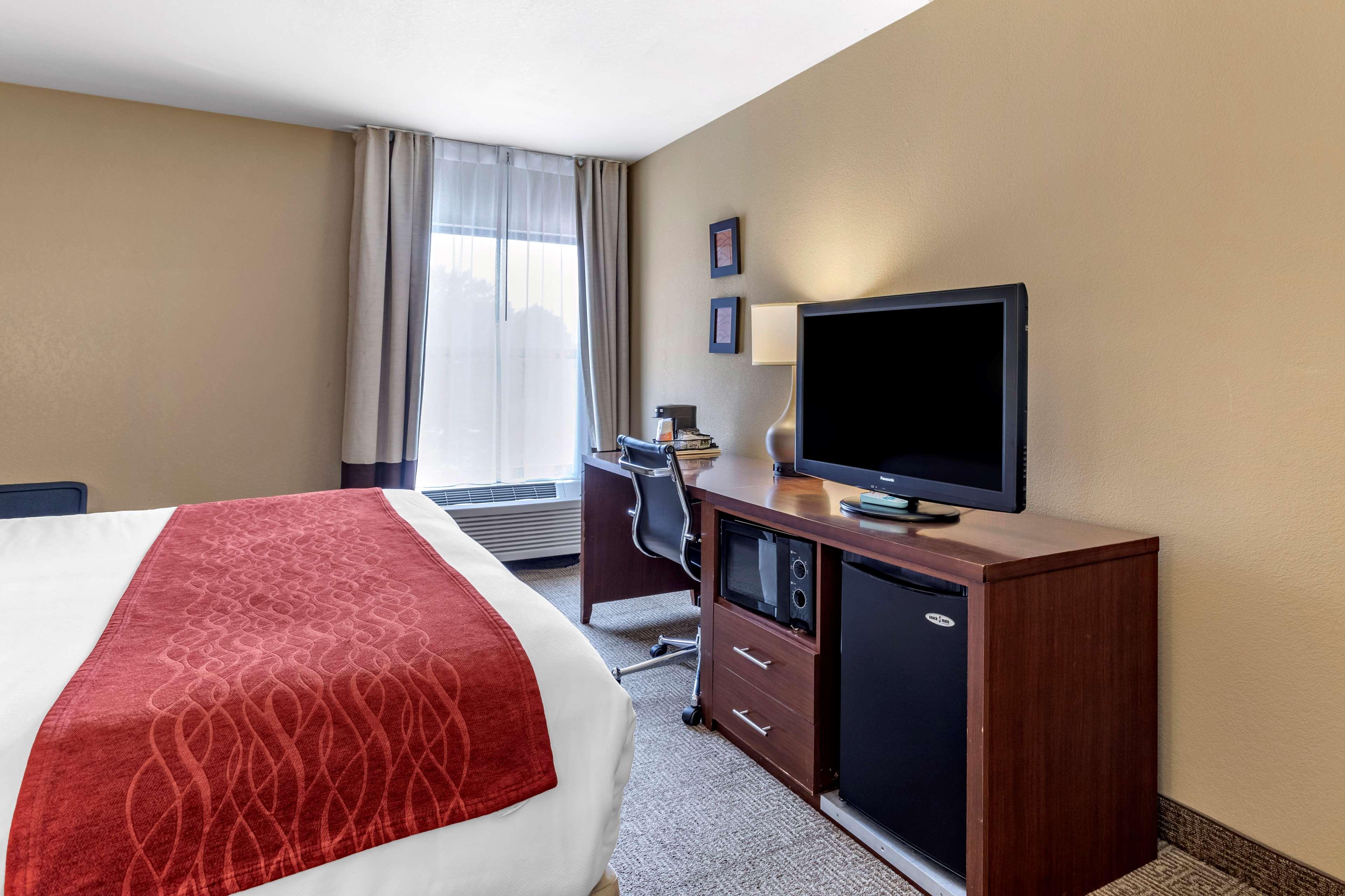 ROOM, KING BED