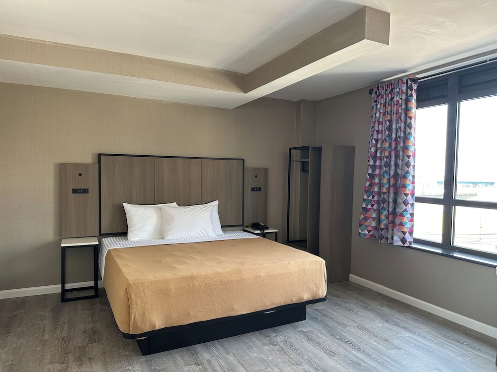 DELUXE, 2 QUEEN BEDS