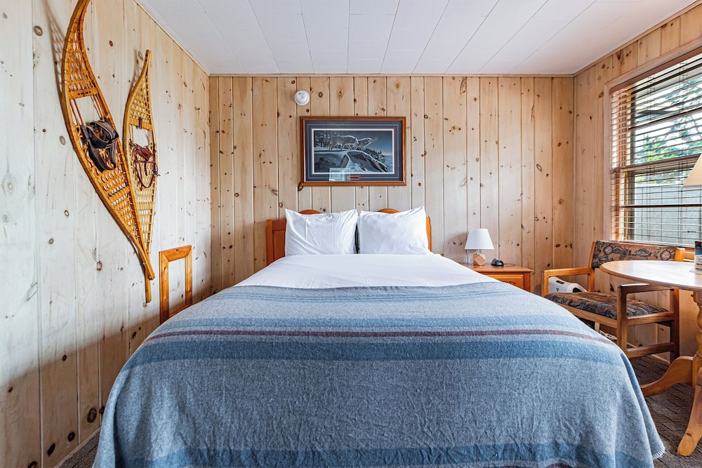 Motel 5 A, Queen Bed, Private Bathroom