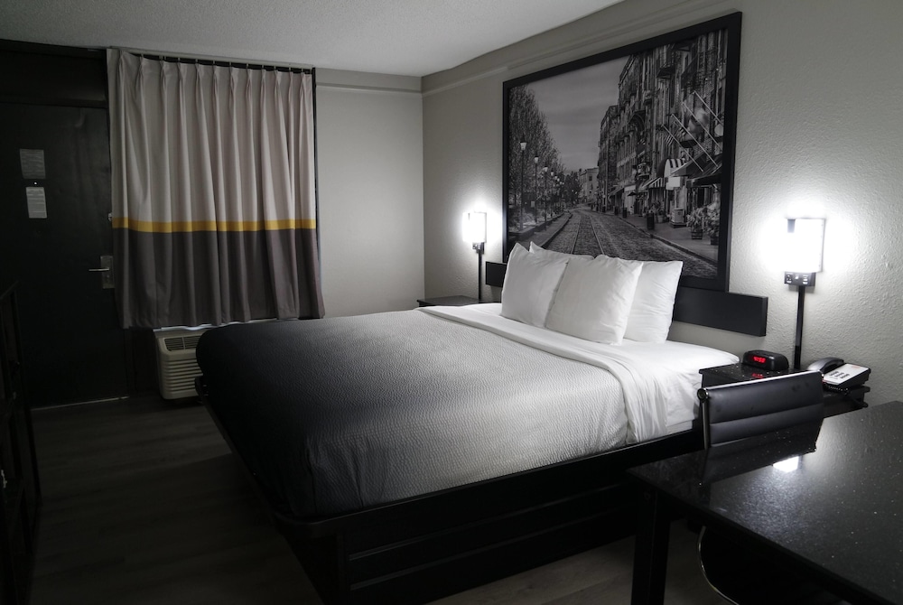 Super 8 by Wyndham Savannah 26/51