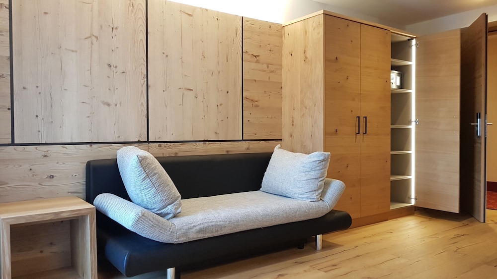 Tyrolis Hotel 48/69