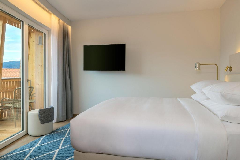 1 Bedroom, Suite, King Bed, Lake View, Balcony, Corner