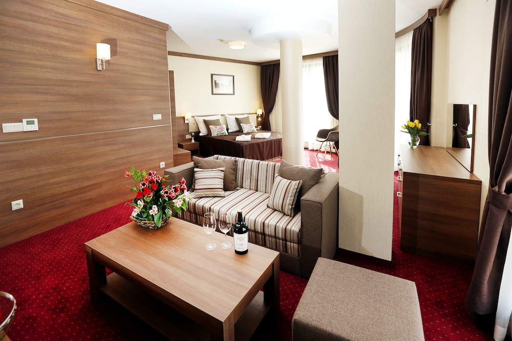 Coop Hotel Sofia 49/69