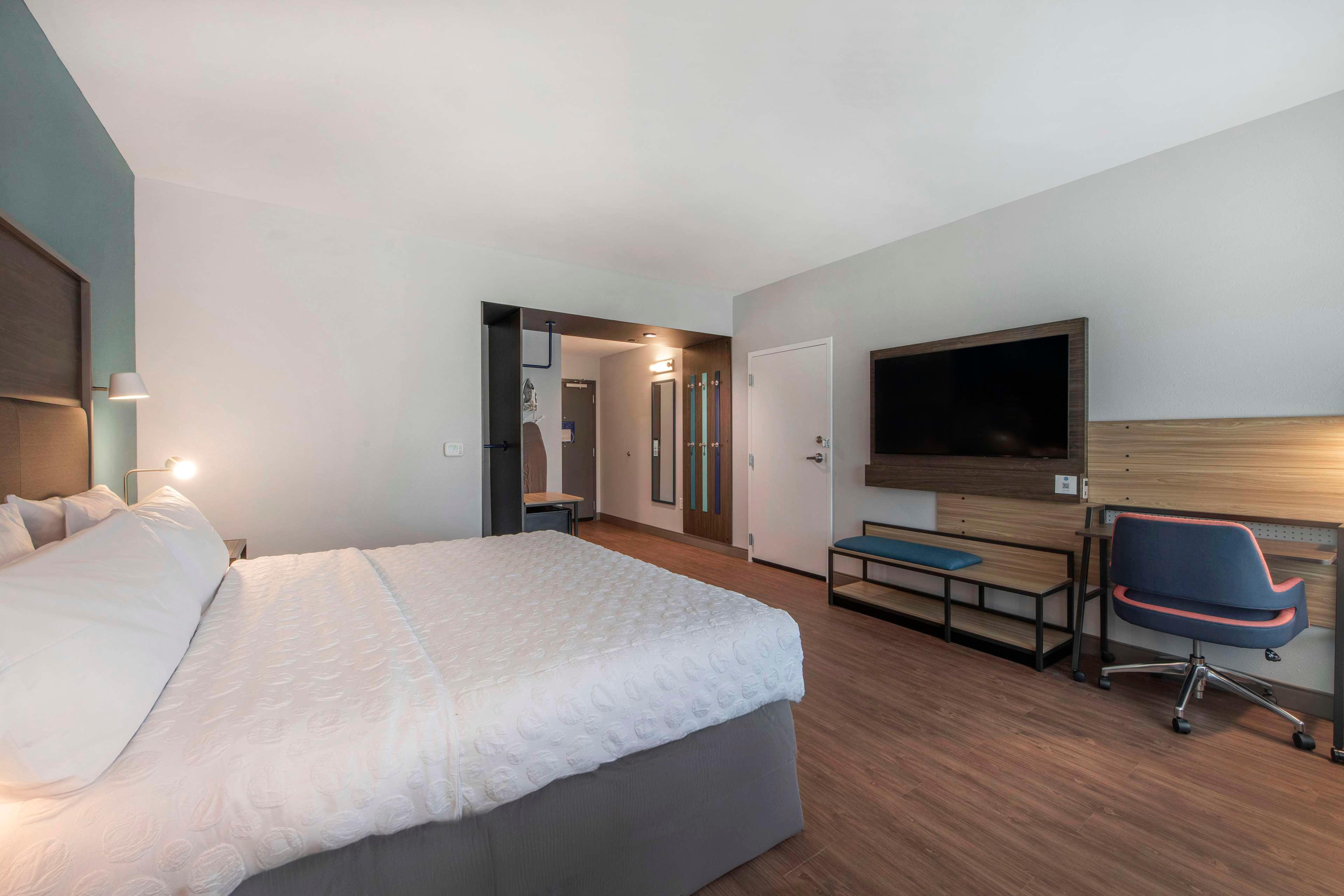 غرفة بسرير مزدوج لذوي الإعاقة، Tru by Hilton Wilmington Wrightsville Beach 3/8
