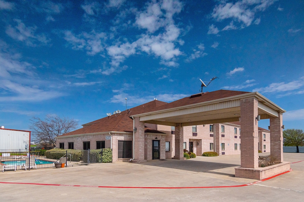 Red Roof Inn Fort Worth - Saginaw 1/33