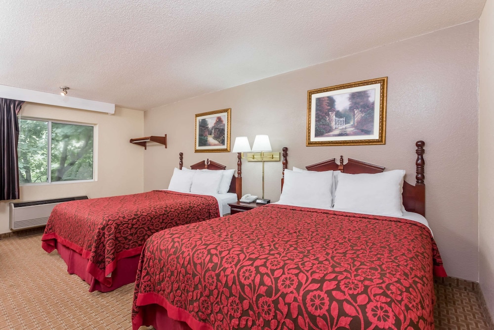Days Inn & Suites by Wyndham Kaukauna WI 15/58