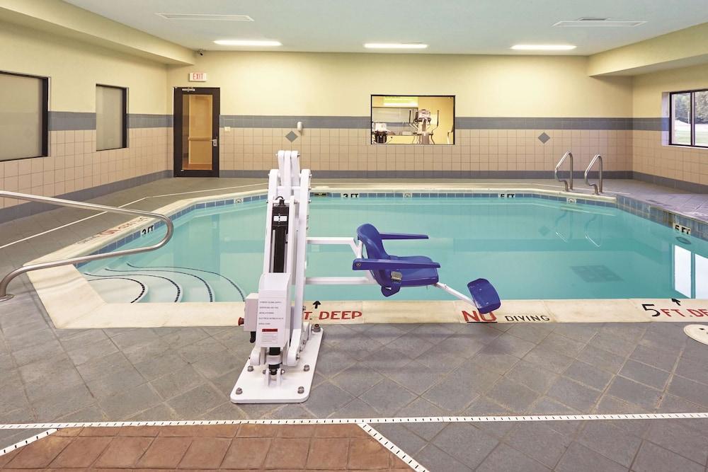 La Quinta Inn & Suites by Wyndham South Bend 33/57