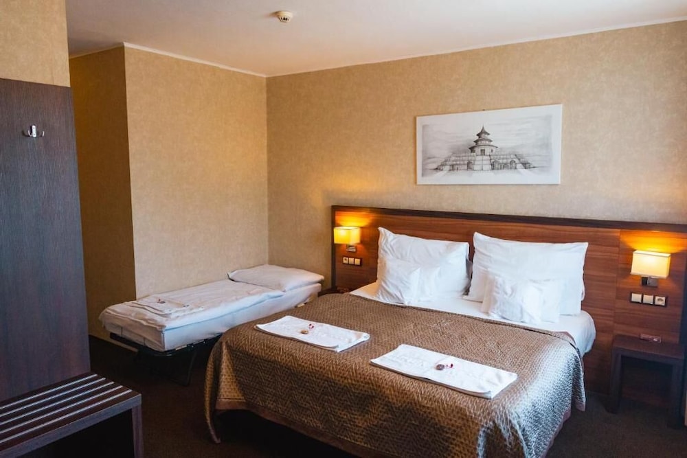ROOM, TRIPLE, WITH EXTRA BED