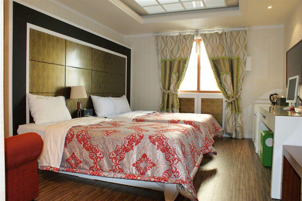 DELUXE, TWIN BEDS