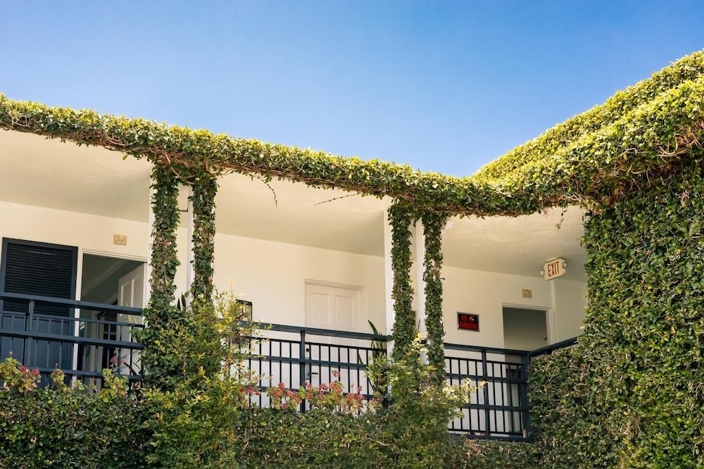 Seaside Laguna Inn & Suites 6/50