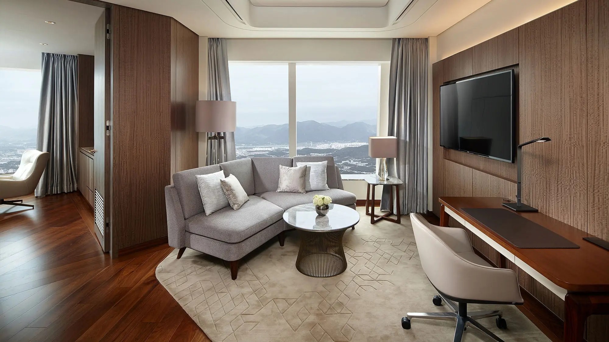 DELUXE, SUITE, KING BED, BATHTUB
