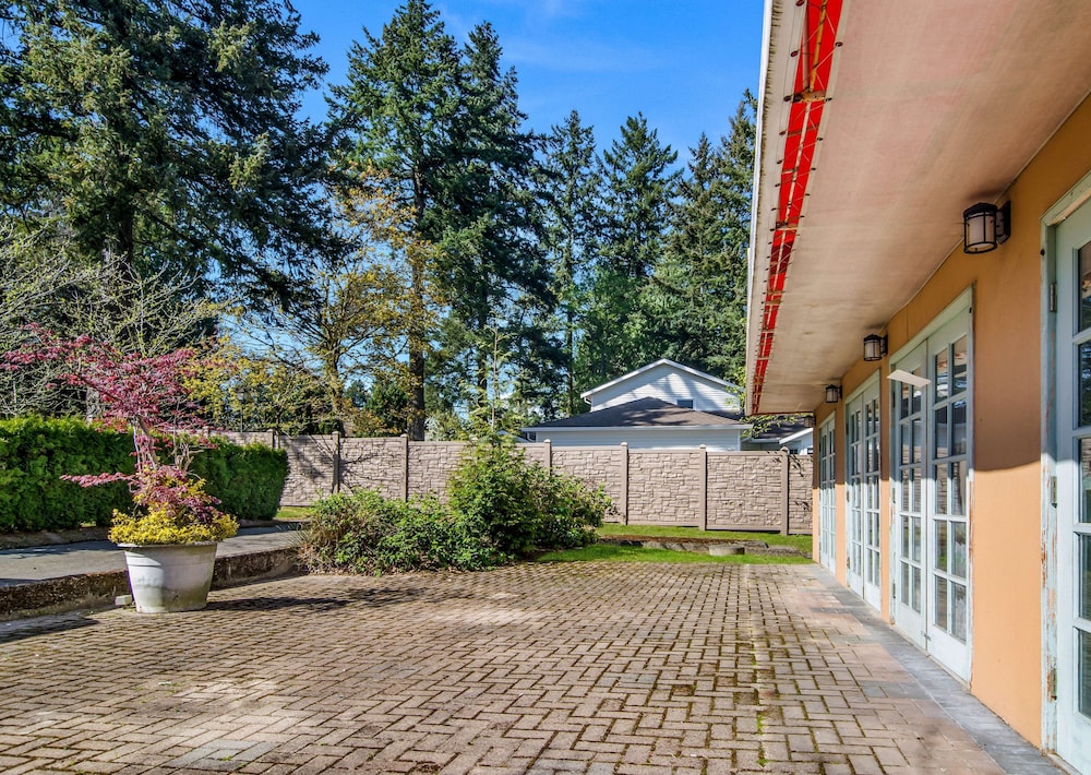 Motel6 Surrey BC 34/37