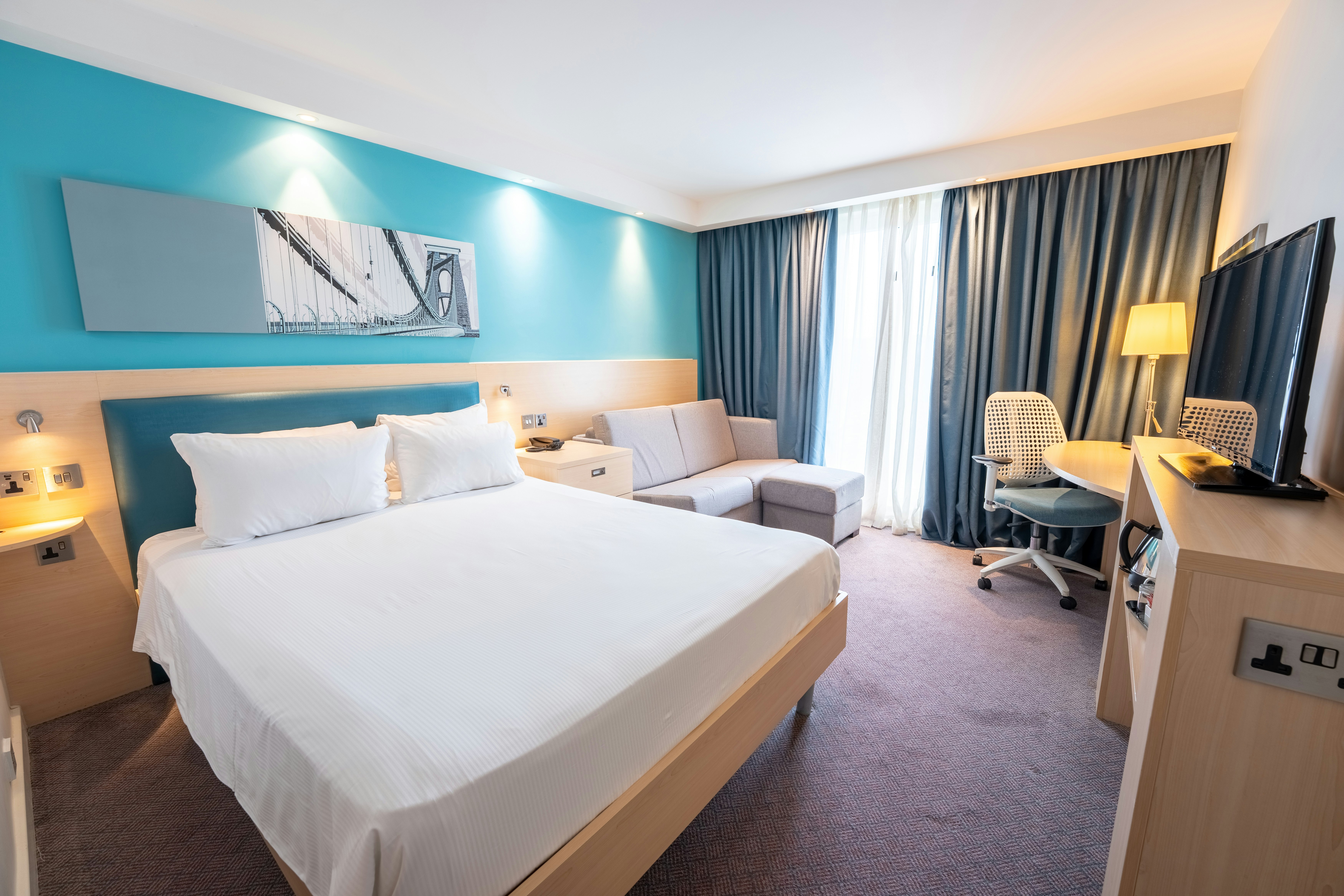 ROOM, QUEEN BED, SOFA
