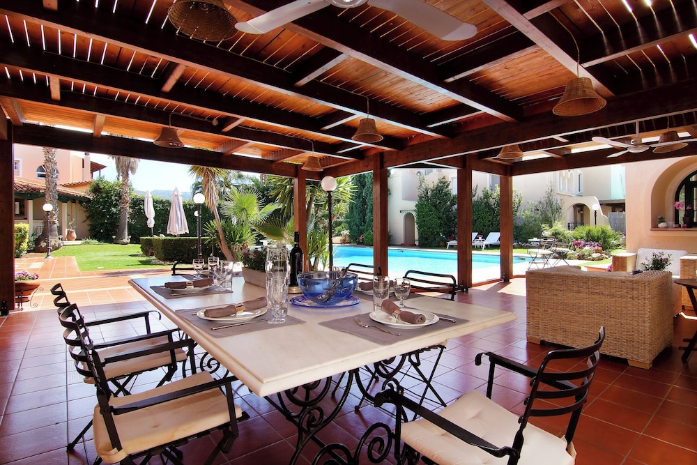 Oasis Pool House 36/50