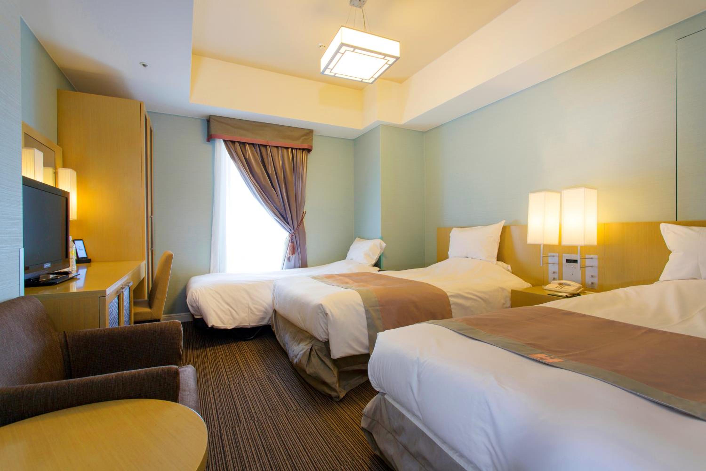 ROOM, TRIPLE, CORNER