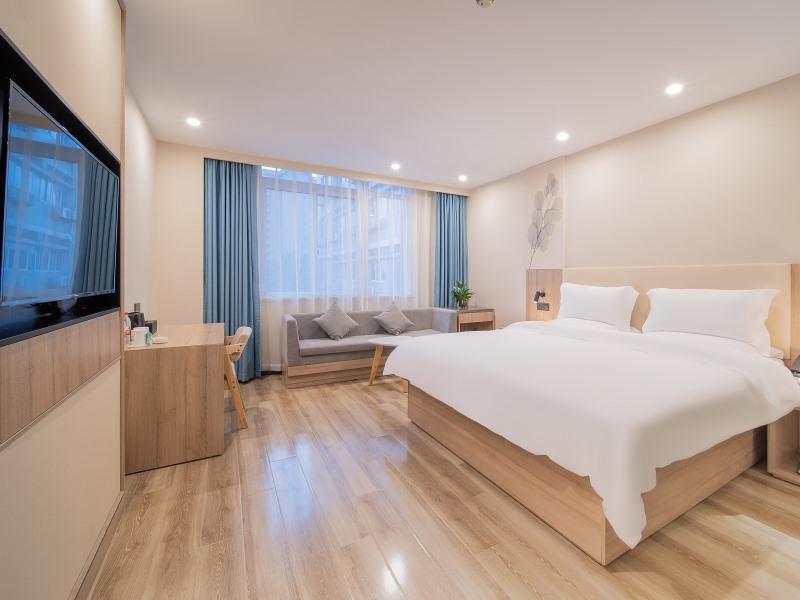 Guest Room, King Bed