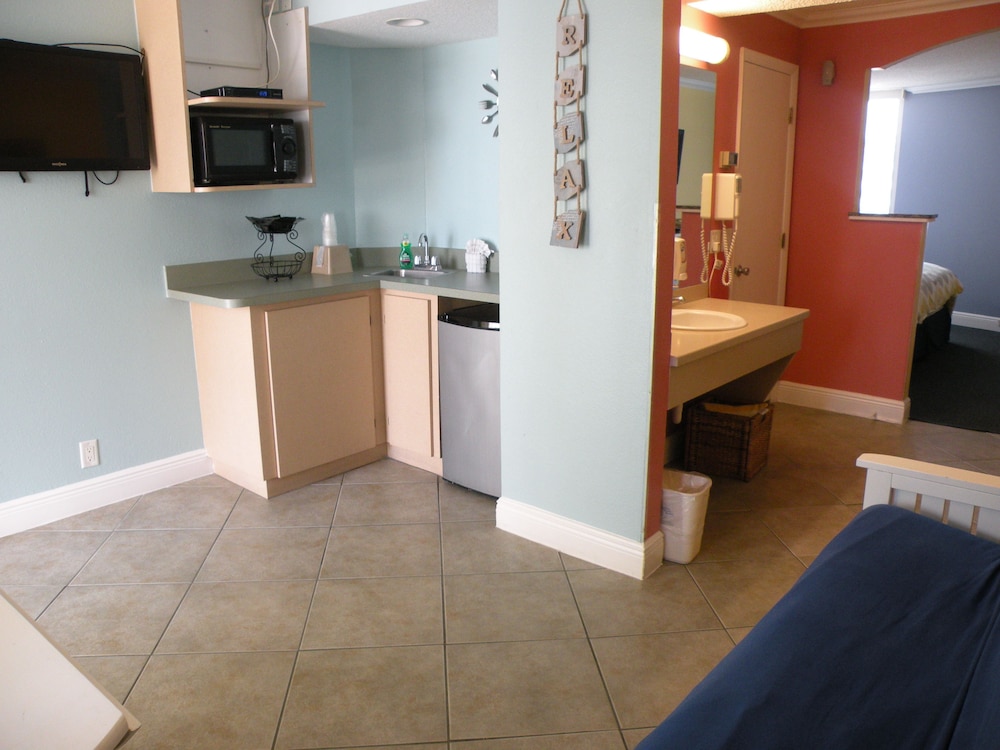 PELICAN POINTE SUITES 14/58