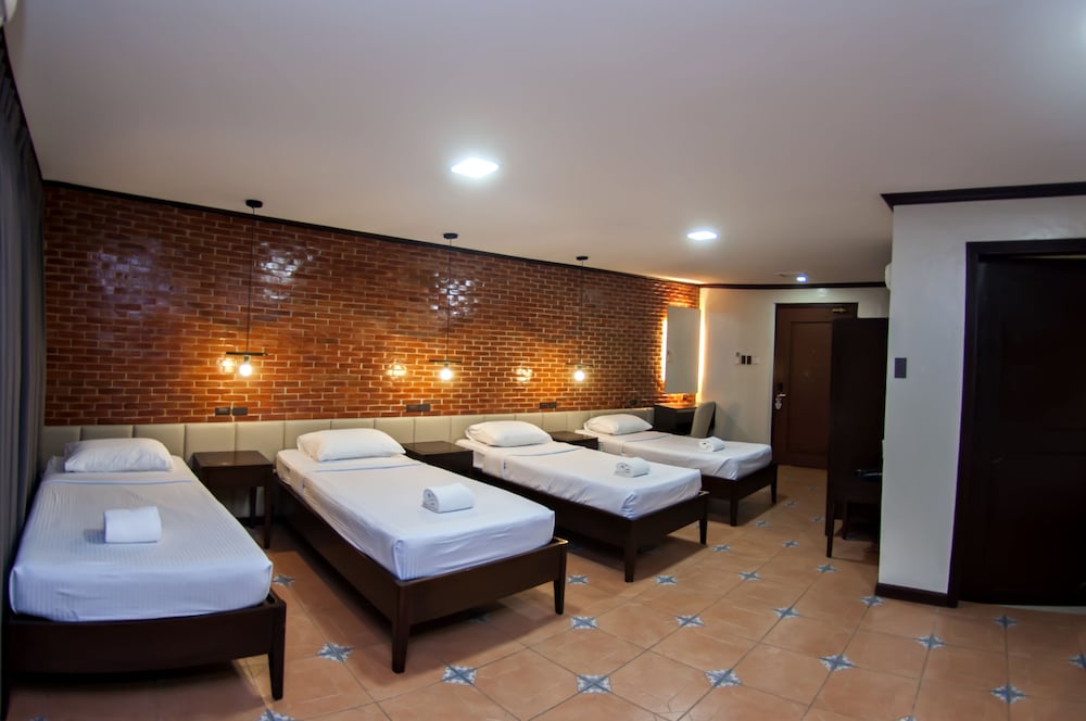 Vigan Plaza Hotel 12/71