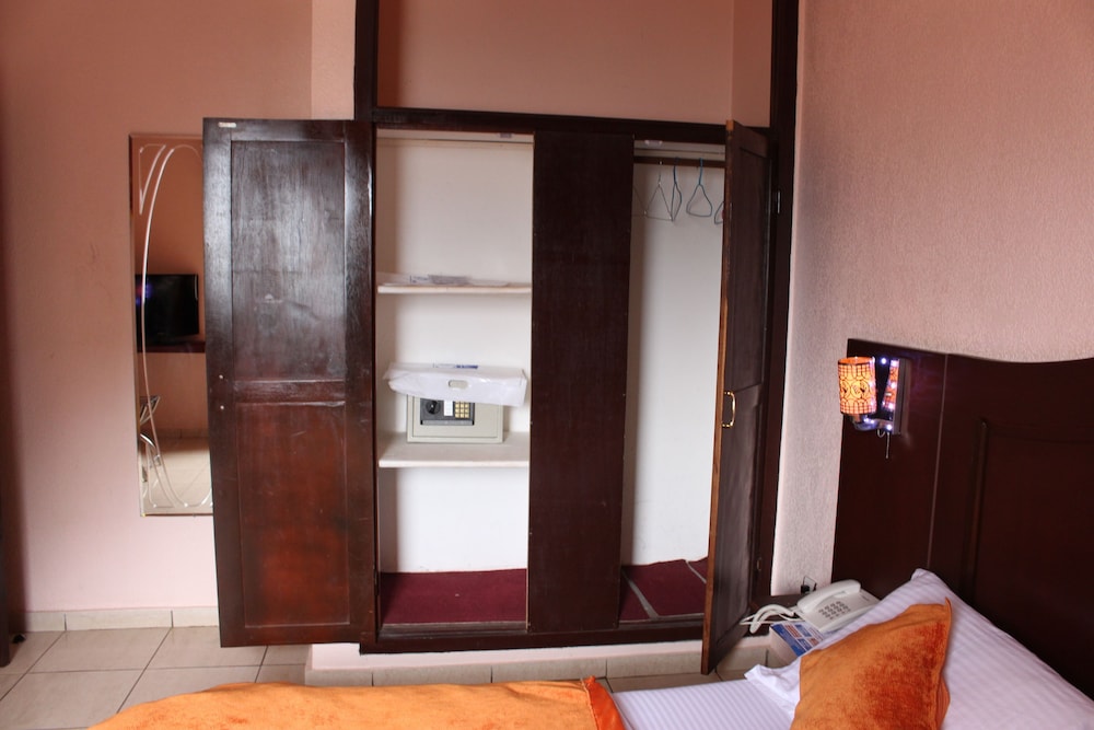 Tou'Ngou Hotel 50/50