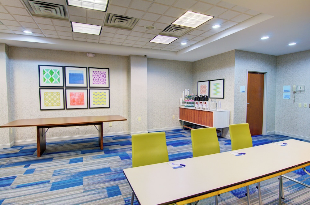 Holiday Inn Express Suites Blackburg University Area 64/74