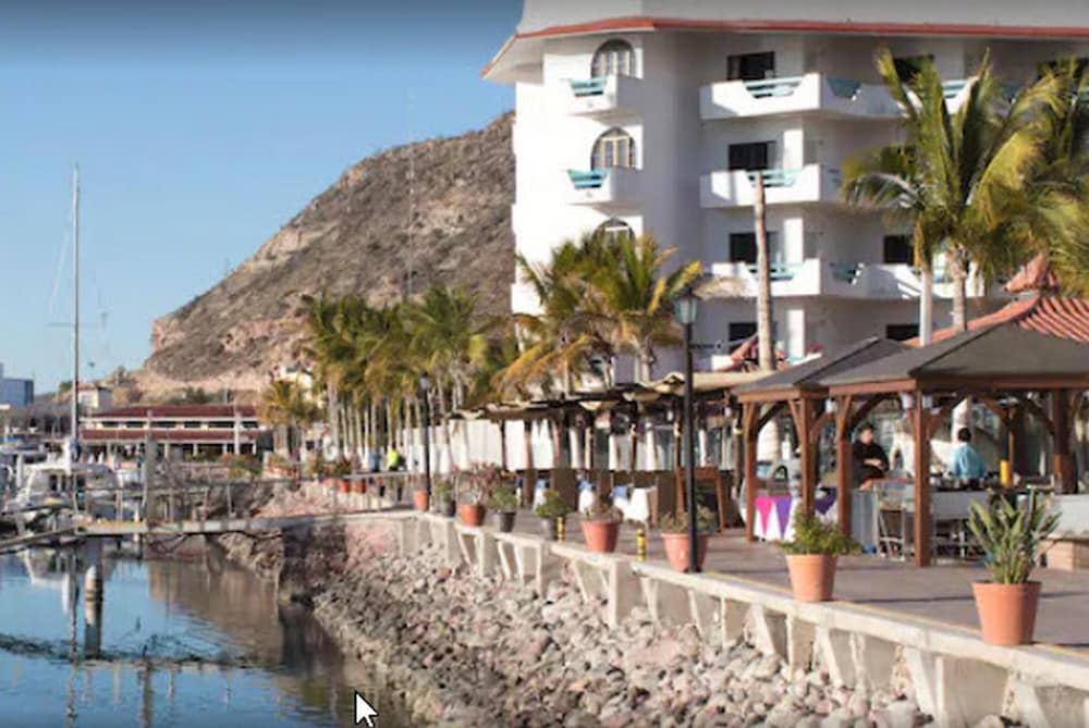 The Westmarine Waterfront Hotel 58/61