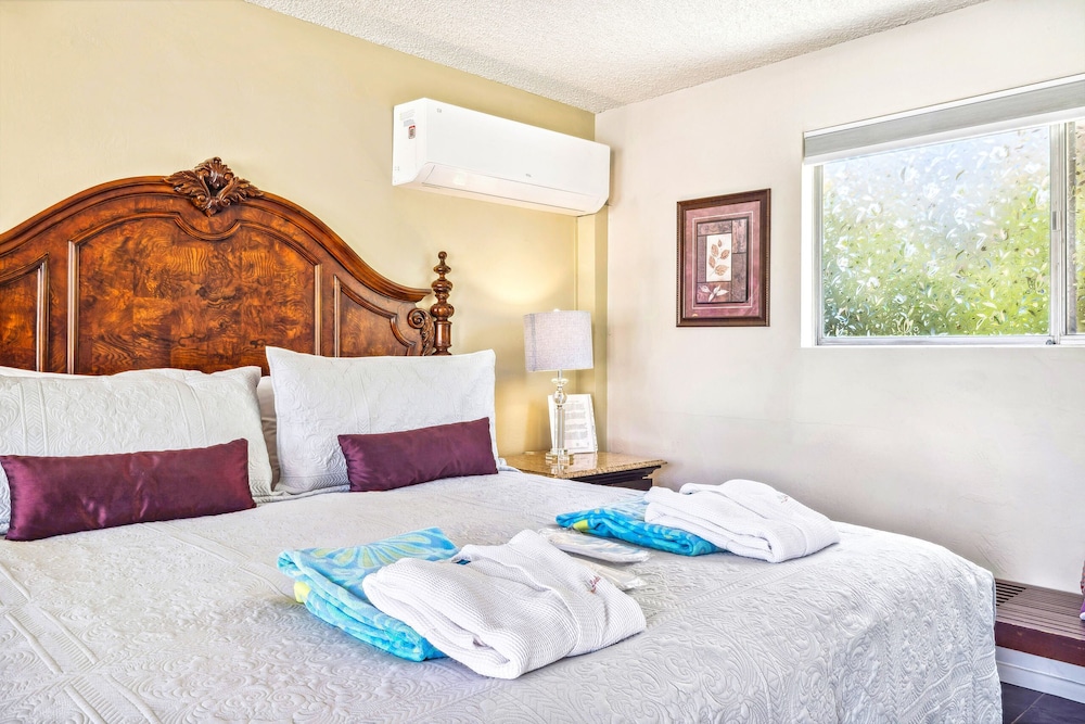 California, King Bed, Private Bathroom