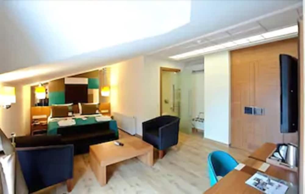 Collage Pera Hotel 20/30