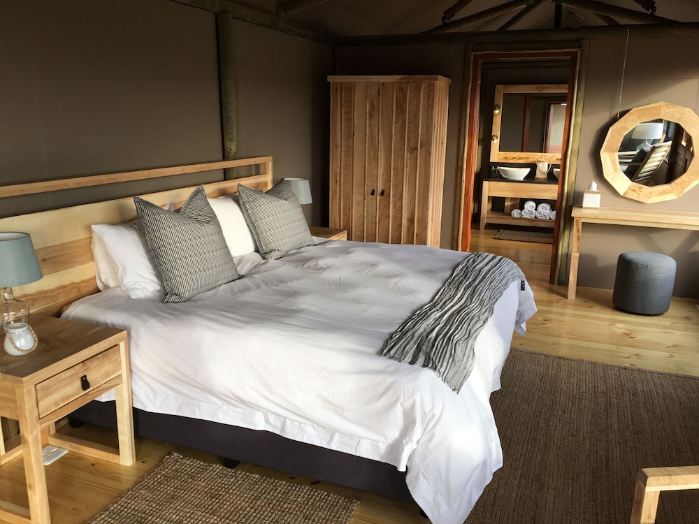 Hlosi Game Lodge 8/73