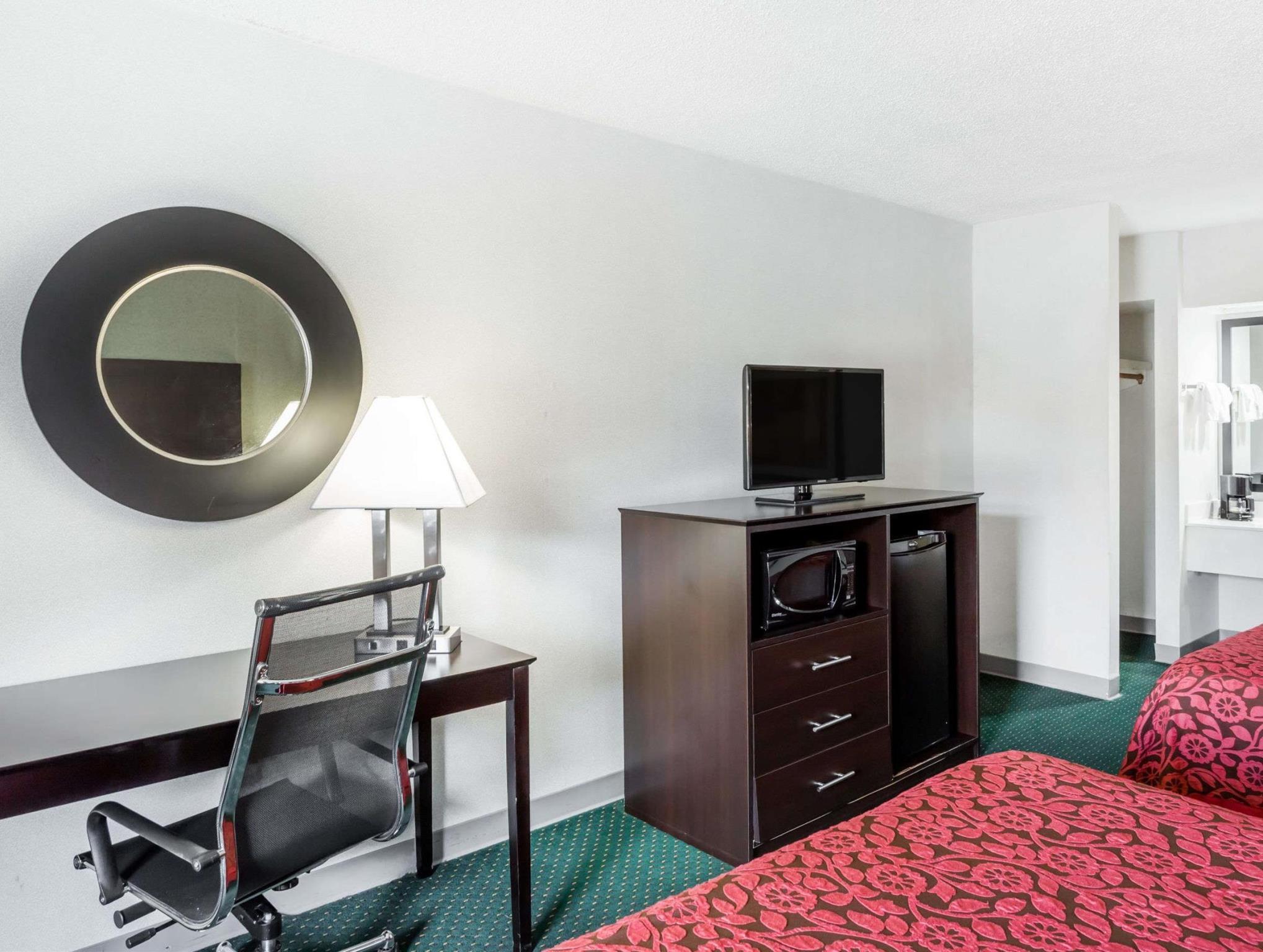 Days Inn by Wyndham Hendersonville 14/17