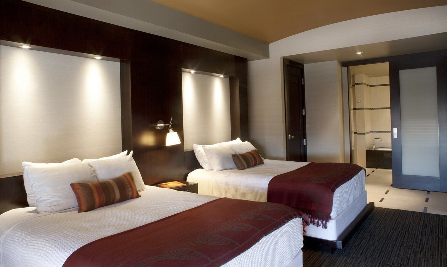 DELUXE, 2 QUEEN BEDS
