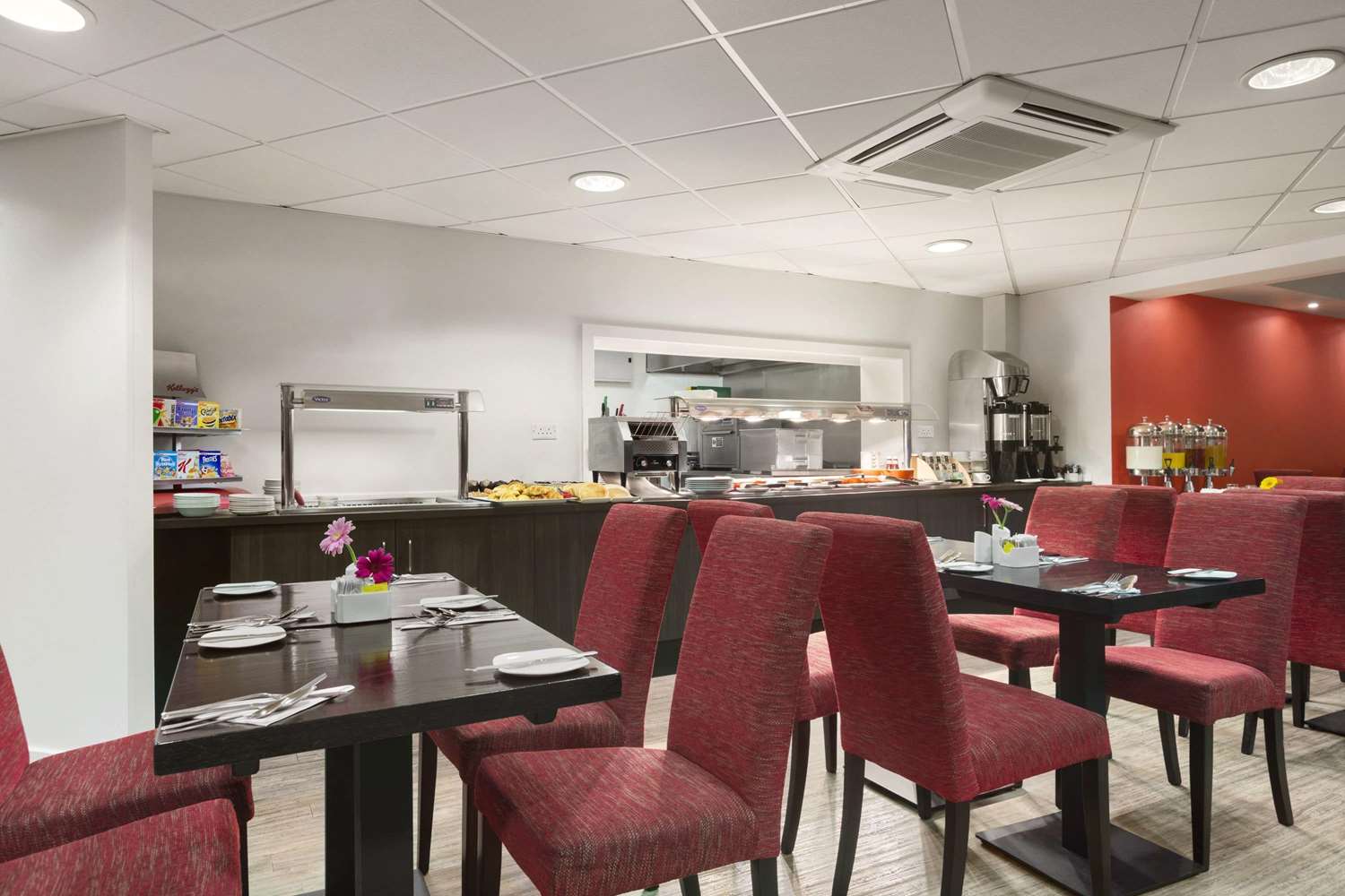 Ramada by Wyndham London Stansted Airport 22/35