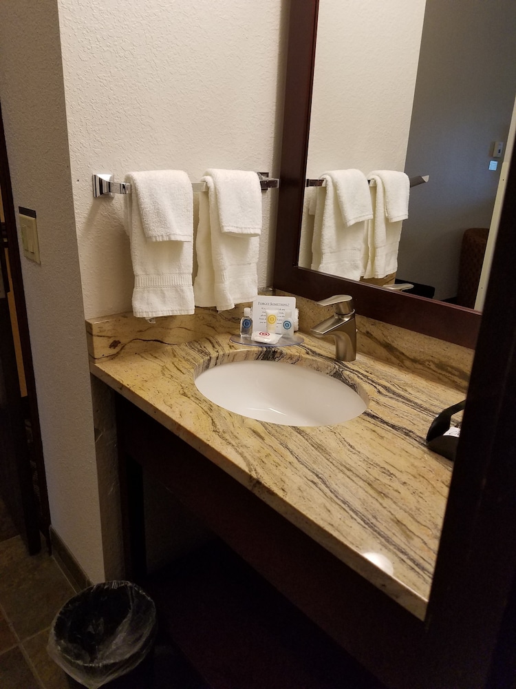 Comfort Inn & Suites Ashland, OR 37/40