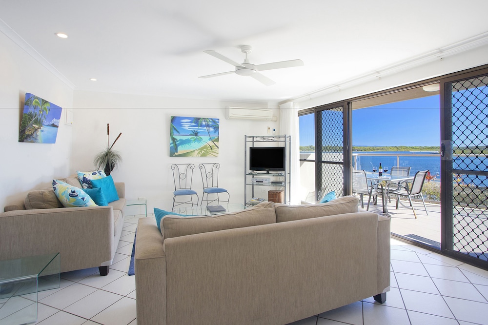 NOOSA SHORES RESORT 49/70