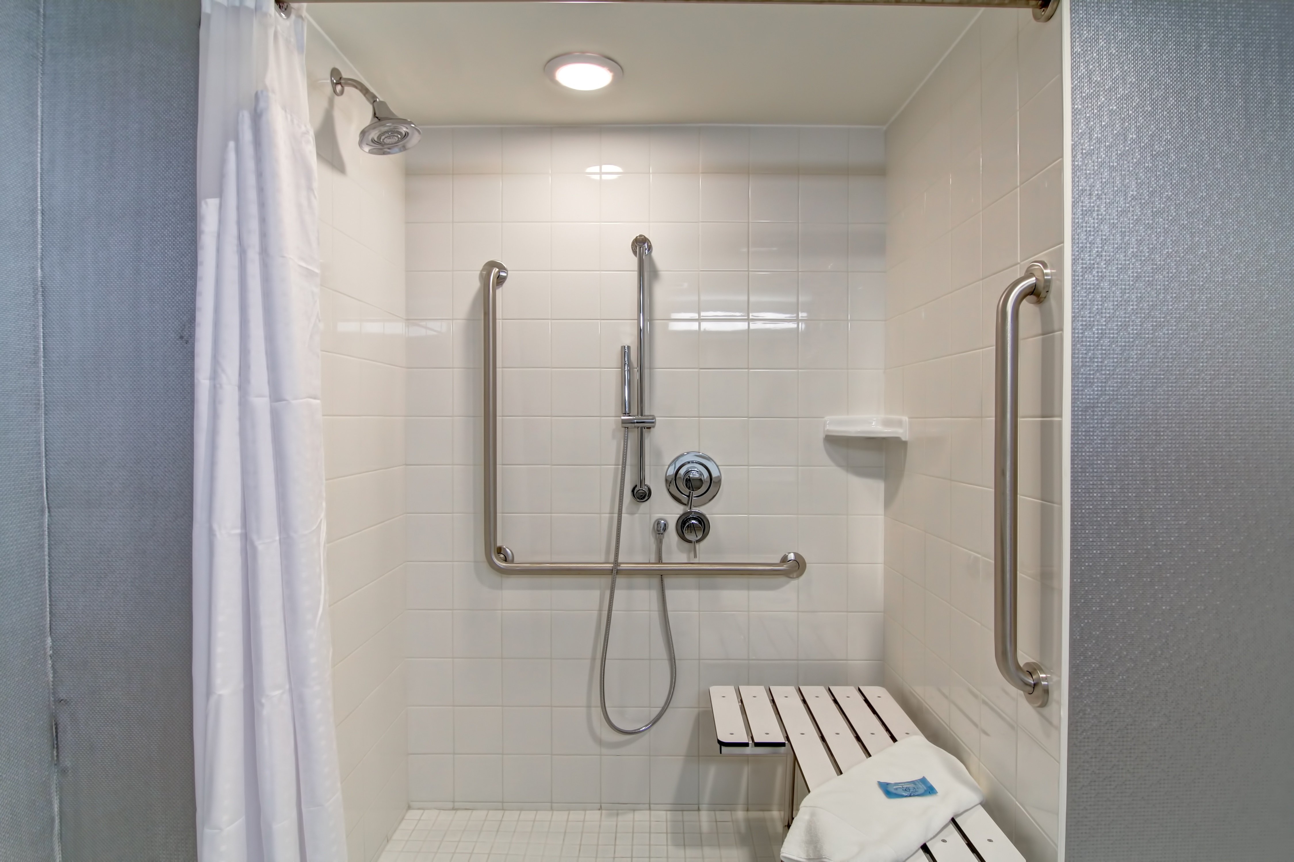 Holiday Inn Express Suites Oshawa Downtown Toronto Area 55/56