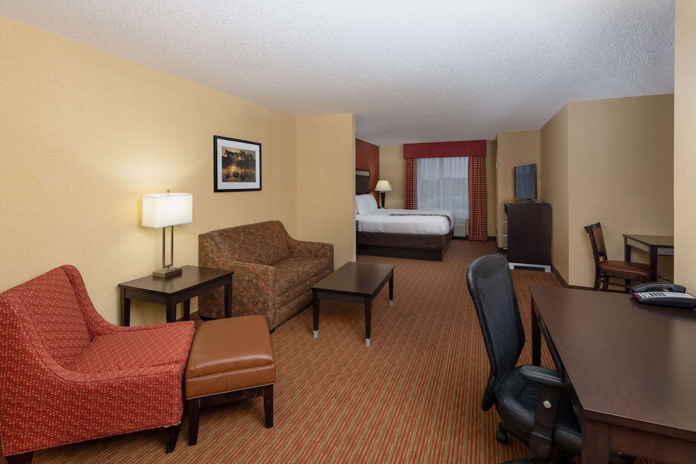 La Quinta Inn Suites Warner Robins 42/62