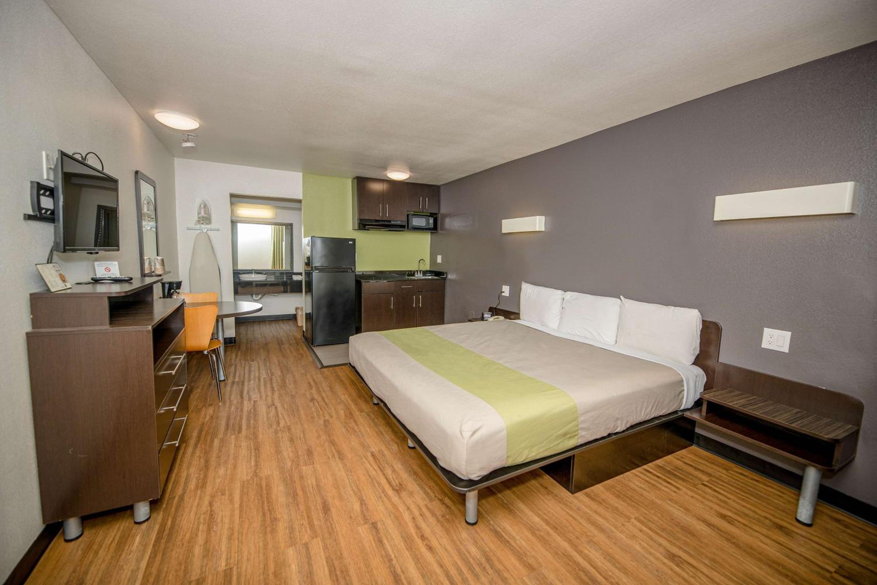 DELUXE, KING BED, SMOKING